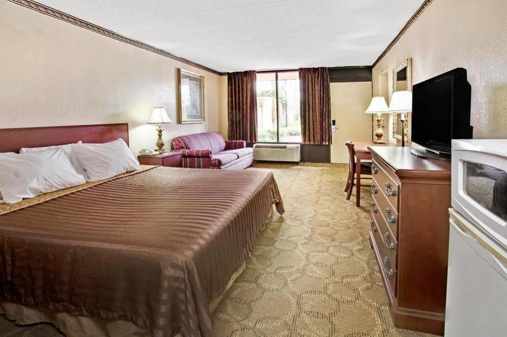 Days Inn & Suites By Wyndham Orlando Airport Dış mekan fotoğraf